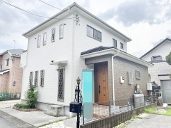 落ち着いた色合いの外観とすっきりとしたフォルムが、街並みに上品な調和を生み出しています。