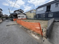 落ち着いた住宅街の一角に位置し、理想の住まいを自由に描ける広がりを感じさせる更地です。