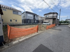 周囲の住環境と調和しながら、理想の暮らしを自由に描き出せるゆとりある敷地です。