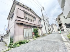 歴史を重ねた街並みに静かに佇む、どこか懐かしさを感じさせる落ち着いた風情の住まい。