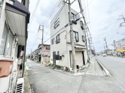 街並みに溶け込みながらも確かな存在感を放ち、日々の生活を穏やかに支える住まいです。