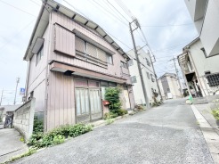穏やかな街並みに溶け込み、どこか懐かしさを感じさせる落ち着いた佇まいの外観です。