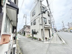街並みに自然と馴染みながらも、角地に建つことで独自の存在感を放つ佇まいが印象的です。