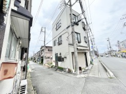 街並みに馴染む落ち着いた佇まいで、周辺環境と調和しながら穏やかな暮らしを育む住まいです。
