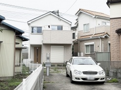 落ち着いた住宅街に佇む、シンプルで端正なフォルムが街並みに溶け込む住まい。