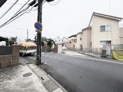 落ち着いた雰囲気の住宅街が広がり、日々の暮らしに静かな安らぎを感じられる周辺環境です。