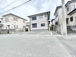 落ち着いた住宅街に佇む、日々の暮らしにゆとりをもたらす穏やかな住環境です。