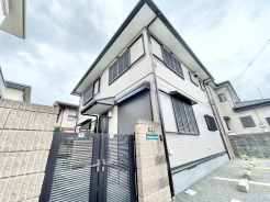 落ち着いた色調で統一された外観が、周囲の街並みに穏やかに溶け込みます。