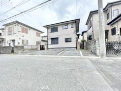落ち着いた街並みに馴染む、すっきりとした外観とゆとりある敷地が日々の暮らしに心地よさを添えてくれます。