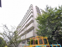 周辺の豊かな緑に調和し、街の風景に穏やかに溶け込む洗練された佇まいが、日々の暮らしに安らぎを添えます。