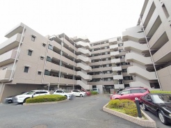 穏やかな空気感が漂う、端正な佇まいの建物が日々の暮らしに心地よい安心感をもたらします。