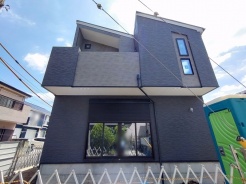 洗練された配色と立体的なフォルムが、街並みに落ち着きと確かな存在感を添えています。