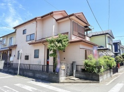 角地に佇む開放感あふれる住まいは、日々の暮らしに穏やかな心地よさと安らぎをもたらしてくれます。