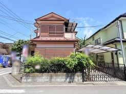 緑の植栽が穏やかに道沿いを彩る、落ち着いた佇まいの住まいが日々の暮らしを優しく受け止めます。
