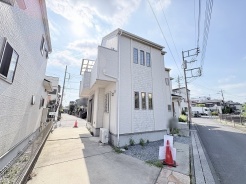 青空に映えるすっきりとした外観が、心地よい暮らしの始まりを予感させる佇まいです。