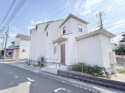 街並みに馴染む端正な佇まいが、日々の暮らしに穏やかな安らぎと心地よい調和をもたらしてくれる住まいです。