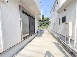 建物の間にゆとりあるスペースが確保されており、日常の動線を心地よく整えてくれる住環境です。