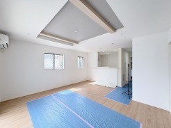 洗練された折上げ天井が空間に奥行きを生み出し、余白の美しさを感じる穏やかな住まいです。
