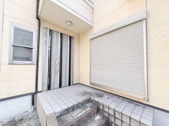 落ち着いた色合いの外壁と整った佇まいが、日々の暮らしに穏やかな安心感をもたらしてくれます。