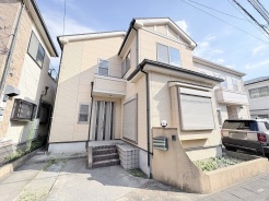 周囲の街並みに自然と馴染む、落ち着いた佇まいが日々の暮らしに心地よさを添えてくれます。