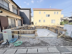 これからの暮らしの礎となる、静かな住宅地に位置した整然と整備された敷地の様子です。