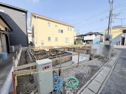 新しい暮らしの基盤となる、穏やかで落ち着いた雰囲気が漂う住宅地の一画です。