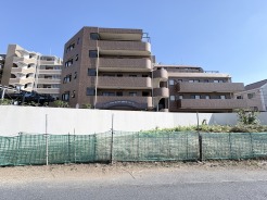 重厚感のあるタイル貼りの外観が、街並みに落ち着きと確かな存在感を添えています。