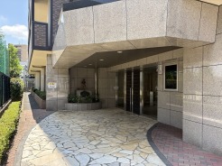 重厚な石造りのエントランスが、日々の暮らしに風格と安心感をもたらしてくれます。