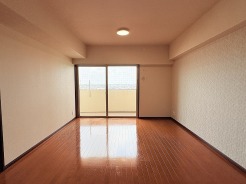 洗練された質感のフローリングが空間に広がりをもたらし、心穏やかなひとときを約束してくれる落ち着いた住空間です。