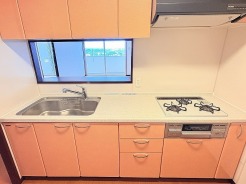家族の気配を感じながら作業ができる、つながりを持たせた開放的な空間が暮らしに心地よいゆとりを生み出します。