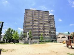 青い空と豊かな緑に囲まれ、日々の暮らしに穏やかな安らぎをもたらす住環境が整っています。