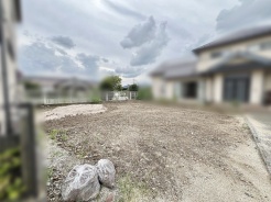 周辺環境に溶け込む落ち着いた佇まいで、住まいの可能性をゆったりと感じさせてくれる穏やかな土地です。