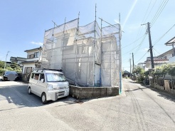 閑静な住宅街の一角に位置し、新たな暮らしの始まりに向けて整えられていく住まいの様子です。