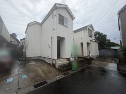 街並みにすっきりと馴染む佇まいが、日々の暮らしに穏やかな落ち着きと安らぎをもたらしてくれる住まいです。