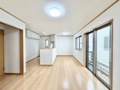 心地よい開放感に満ちた、シンプルで落ち着きのあるフラットな空間が日々の暮らしを穏やかに整えてくれます。