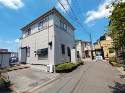 周辺環境と調和した落ち着きある佇まいで、穏やかな日常を予感させる外観デザインです。