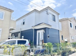 青と白のコントラストが洗練された印象を与え、街並みに調和する落ち着いた佇まいの住まいです。