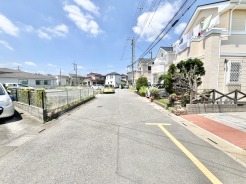 空が広く見渡せる穏やかな住宅街に位置し、開放的で落ち着いた日常を感じさせる周辺環境です。