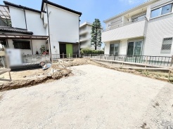 穏やかな住宅街に位置する、理想の住まいを描くためのゆとりある広さが確保された土地です。