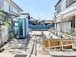 新しい暮らしの始まりを感じさせる、静かな環境に整えられた建築の準備が整いつつある敷地の様子です。