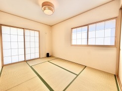 自然素材の風合いが心を落ち着かせる、静かで穏やかな時間が流れる住空間です。