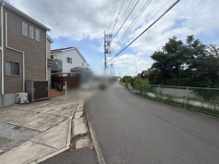 約5.9mの道路で駐車も問題ございません。