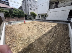 周囲の落ち着いた環境に調和し、これから描く理想の暮らしをゆったりと受け止めてくれる広さのある敷地です。