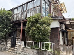 豊かな緑と落ち着いた佇まいが調和し、日々の暮らしに穏やかな安らぎをもたらす住まいです。