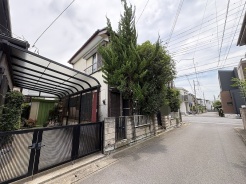 周囲の街並みと穏やかに調和し、日々の暮らしが落ち着きと共に流れる閑静な住宅街の風景です。