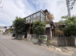 四季の移ろいを感じる豊かな植栽が、日々の暮らしに穏やかな情緒と彩りを添えてくれます。
