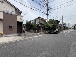 穏やかな時間が流れる落ち着いた住宅街に位置し、地域に溶け込む心地よい暮らしを育める住環境が広がっています。