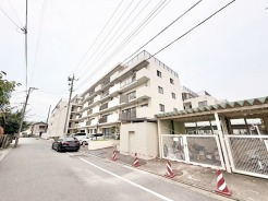 周辺環境と調和しながら、落ち着いた佇まいをみせる外観が日々の暮らしに安心感をもたらします。