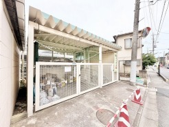 日常の暮らしを支える、整えられた共有スペースが備わっています。