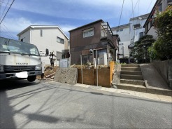 閑静な住宅街の中で、新しい暮らしへの期待が高まる穏やかな環境が広がっています。